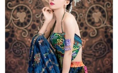 坐着吃饭还连在一起